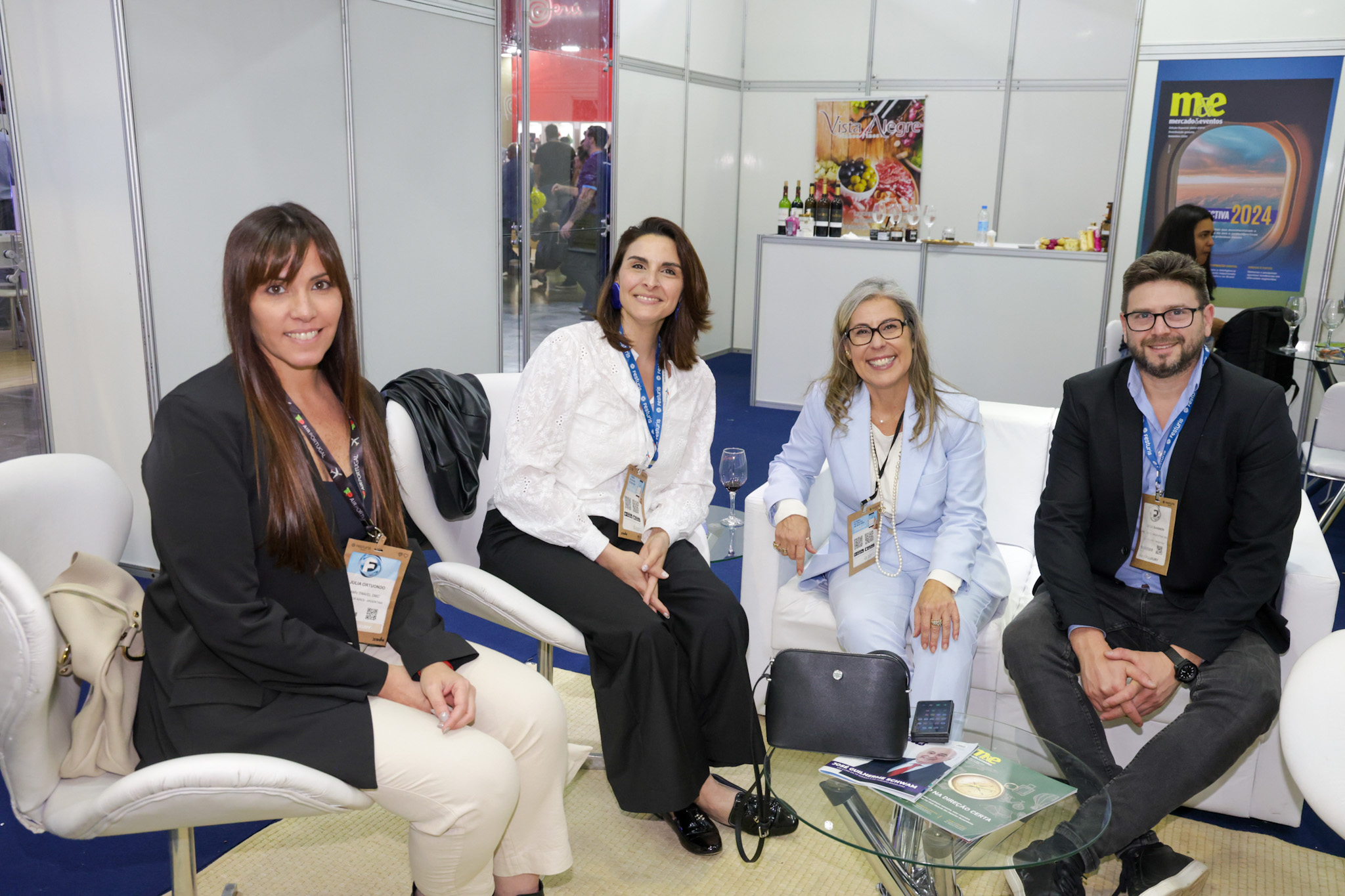 Gisele Lima, da Promo, entre Júlia Ortuondo, Natália Pisone e Diego Barbieri, da AMV Travel Gisele Lima, da Promo, entre Júlia Ortuondo, Natália Pisone e Diego Barbieri, da AMV Travel