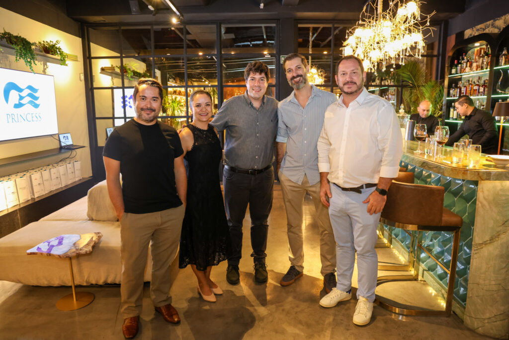 Humberto Murakami e Patrícia Lumy, da Get Out N About Travel, Paulo Papoy, da Krooze, Victor Falcão, da Ana Terra Turismo, e Pablo Zabala, da Discover Cruises