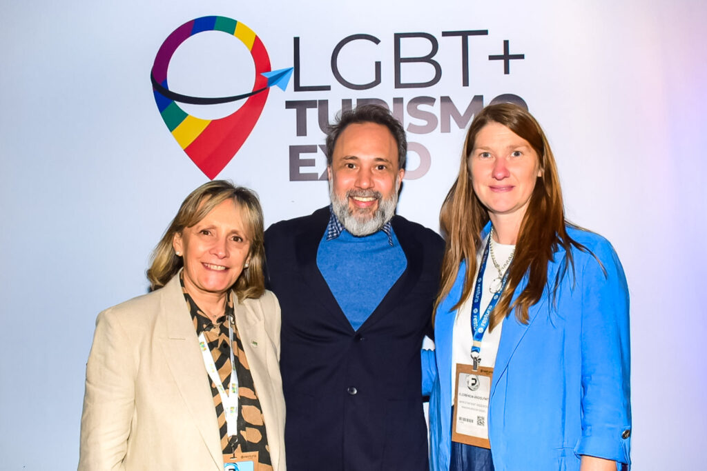 Florencia Andolfati, do Turismo de Esquel e Maria Laura, de Buenos Aires com Alex Bernardes, do LGBT+ Turismo Expo