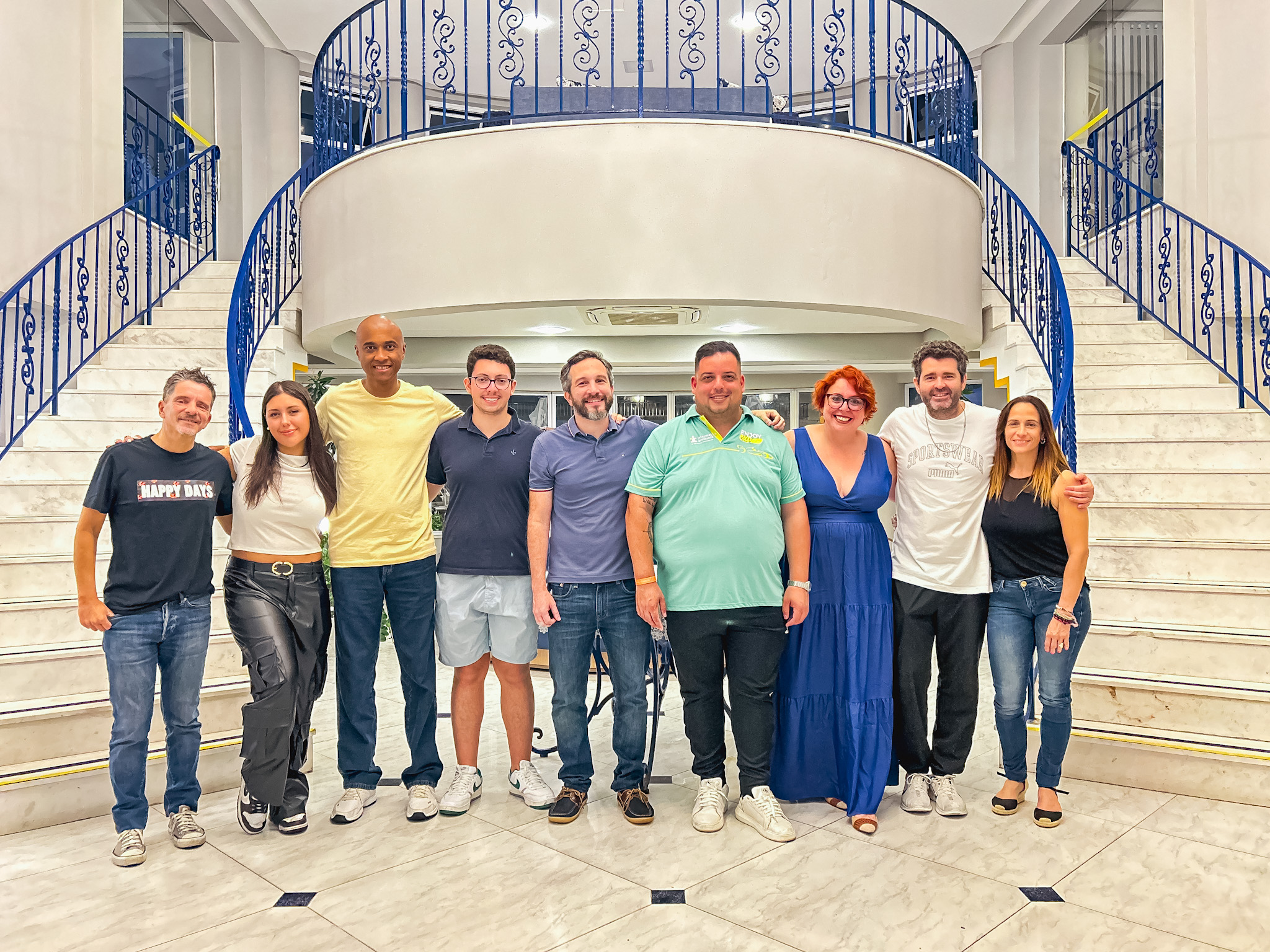 Luiz Sobrinho, da Setur-SP, com o time da Enjoy Experience, Pedro Dohnert, do hotel Doral Guarujá, Gersón Alvez, da Intermac e agentes de viagens argentinos