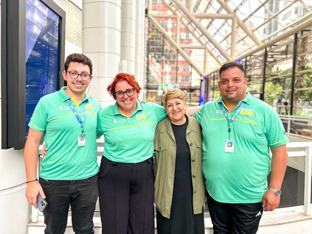 Equipe da Enjoy Experience com Cecília Santos, do Radisson Paulista