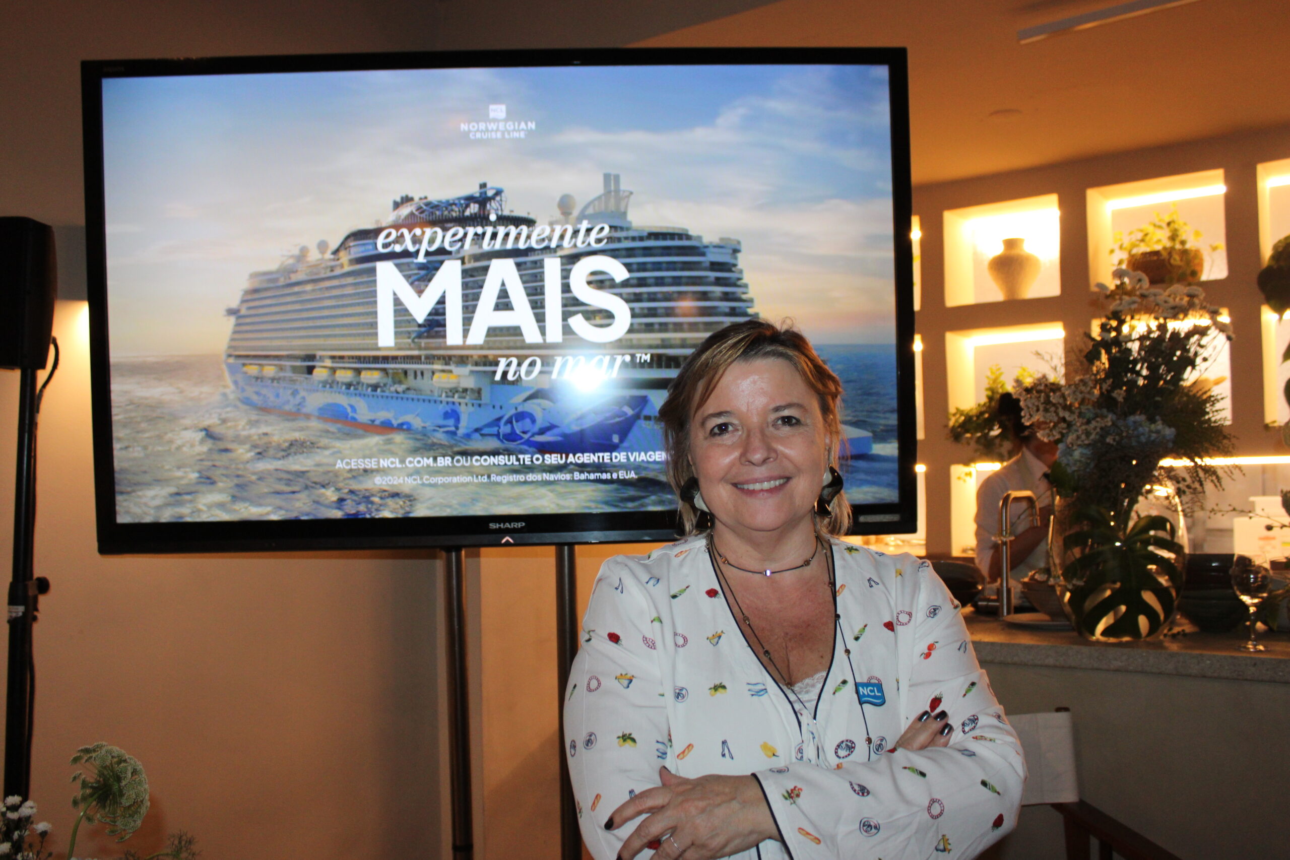 More at Sea: Norwegian conta tudo sobre o navio Aqua que estreia em abril de 2025 1 Estela Farina, diretora geral da Norwegian Cruise Line, foi responsável por apresentar tudo sobre o navio aos convidados (Manuela Miniguini/M&E)