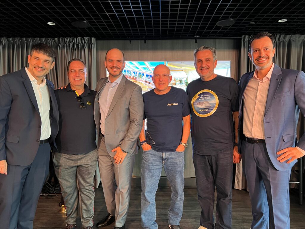 Ignacio Palacios, da MSC, Orlando Palhares, da CVC, Rafael Grosso, da MSC, Aldo Leone e Claiton Armelin, da Agaxtur, e Eduardo Simões, da MSC