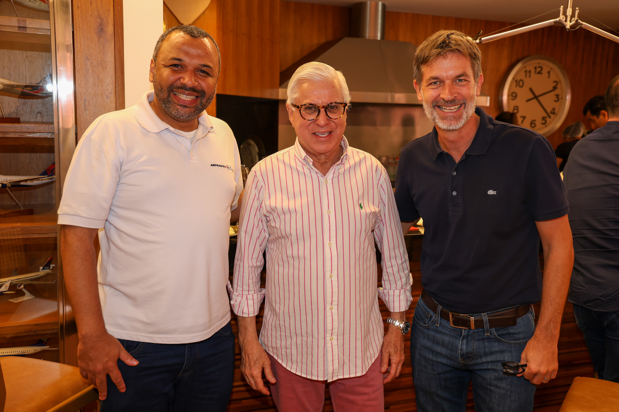 Juarez Cintra Filho, da Ancoradouro, entre Paulo Cruz e Manuel Flahault, da Air France KLM