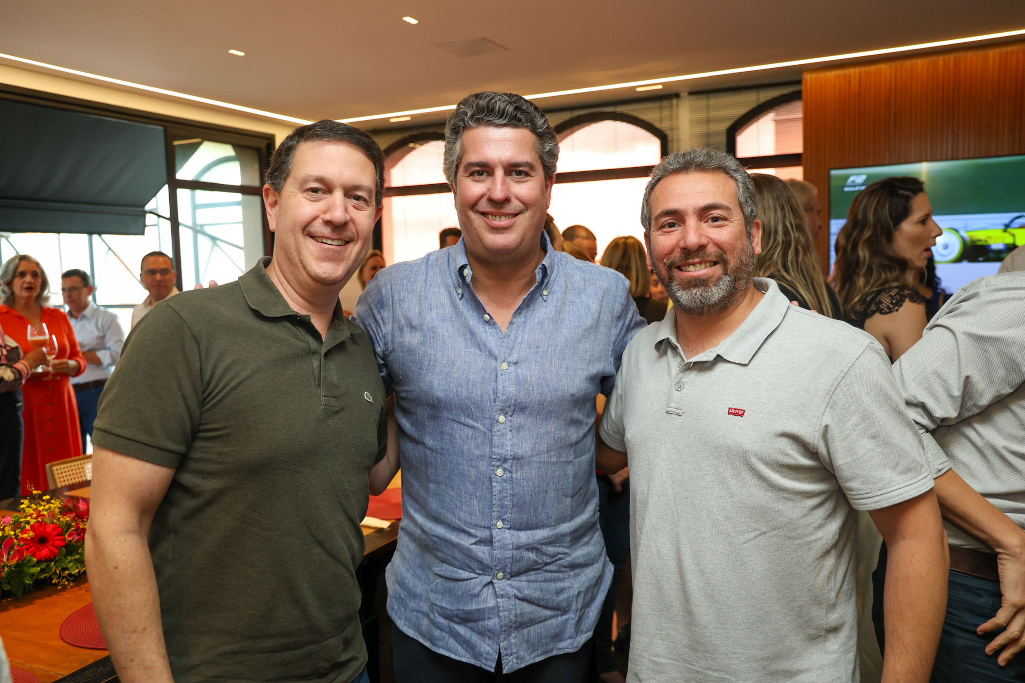 Juarez Cintra Neto, entre Daniel Bicudo e Ricardo Bezerra, da Azul Viagens Juarez Cintra Neto, entre Daniel Bicudo e Ricardo Bezerra, da Azul Viagens