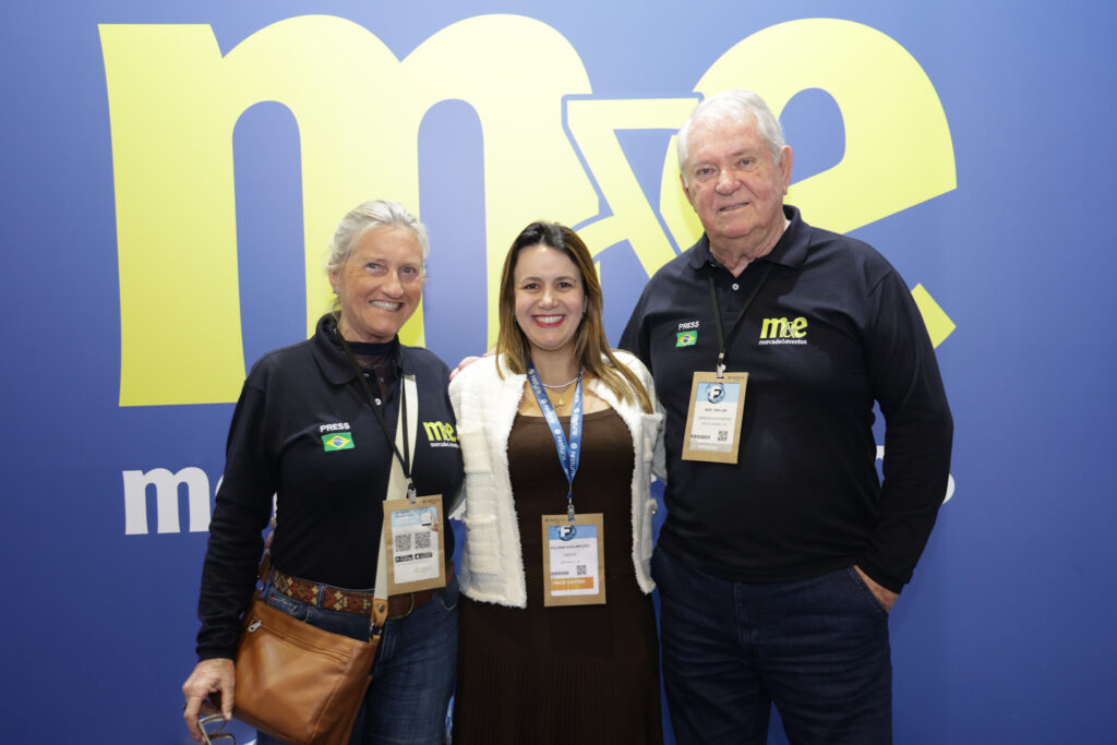 Juliana Assumpção, da Abav-SP Aviesp, entre Rosa Masgrau e Roy Taylor, do M&E