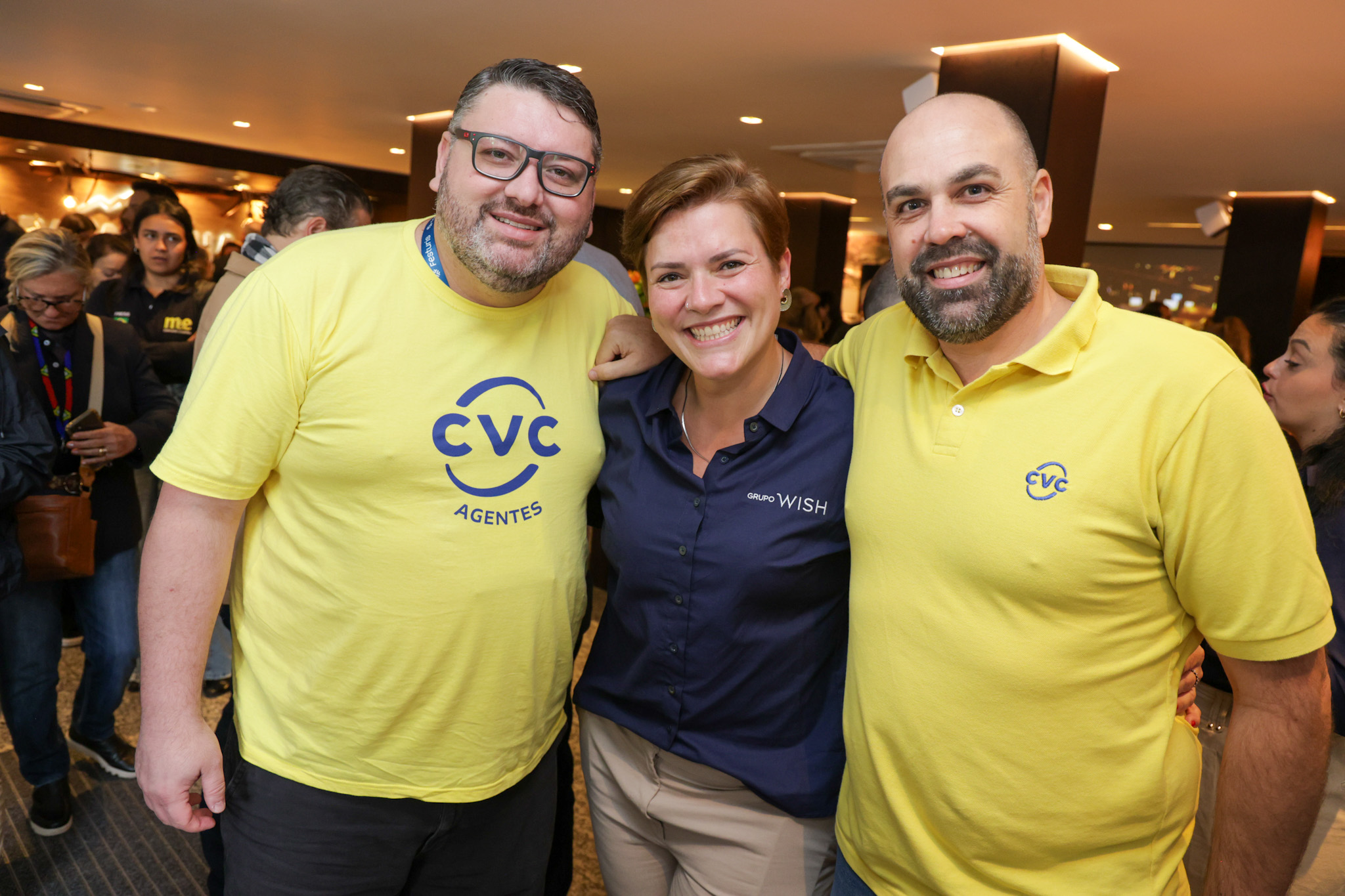 Juliana Nogueira, do Grupo Wish, entre Diego Ortega e Maurício Souza, da CVC Juliana Nogueira, do Grupo Wish, entre Diego Ortega e Maurício Souza, da CVC