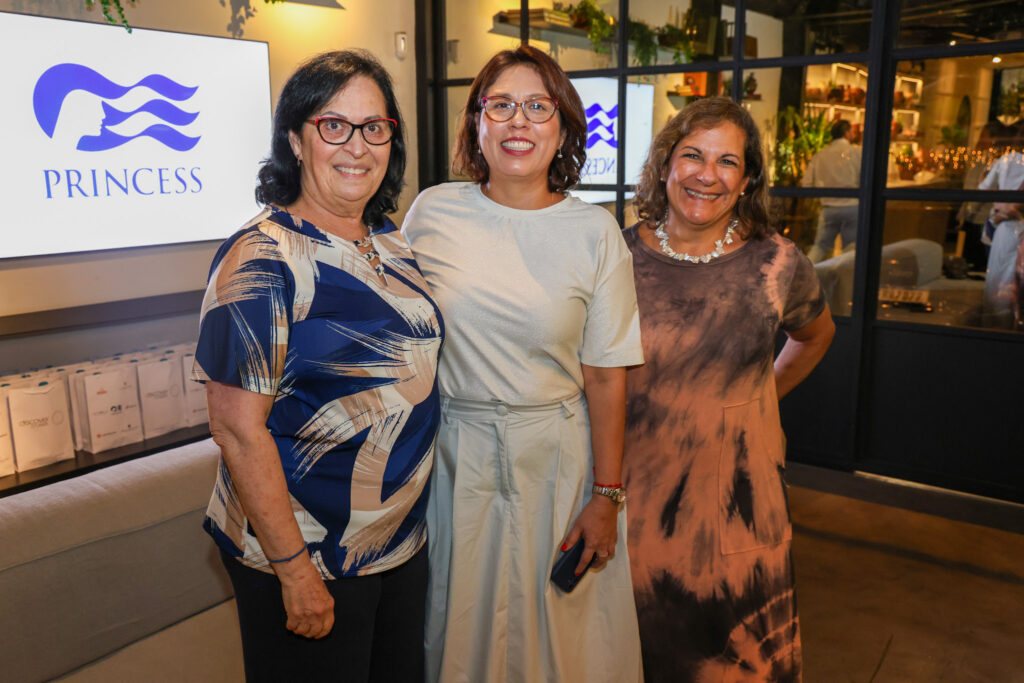 Liz Rãda, da Discover Cruises, entre Márcia Eskenazi, da TurisVip, Monica Haddad Godoy, da Brasília Viagens