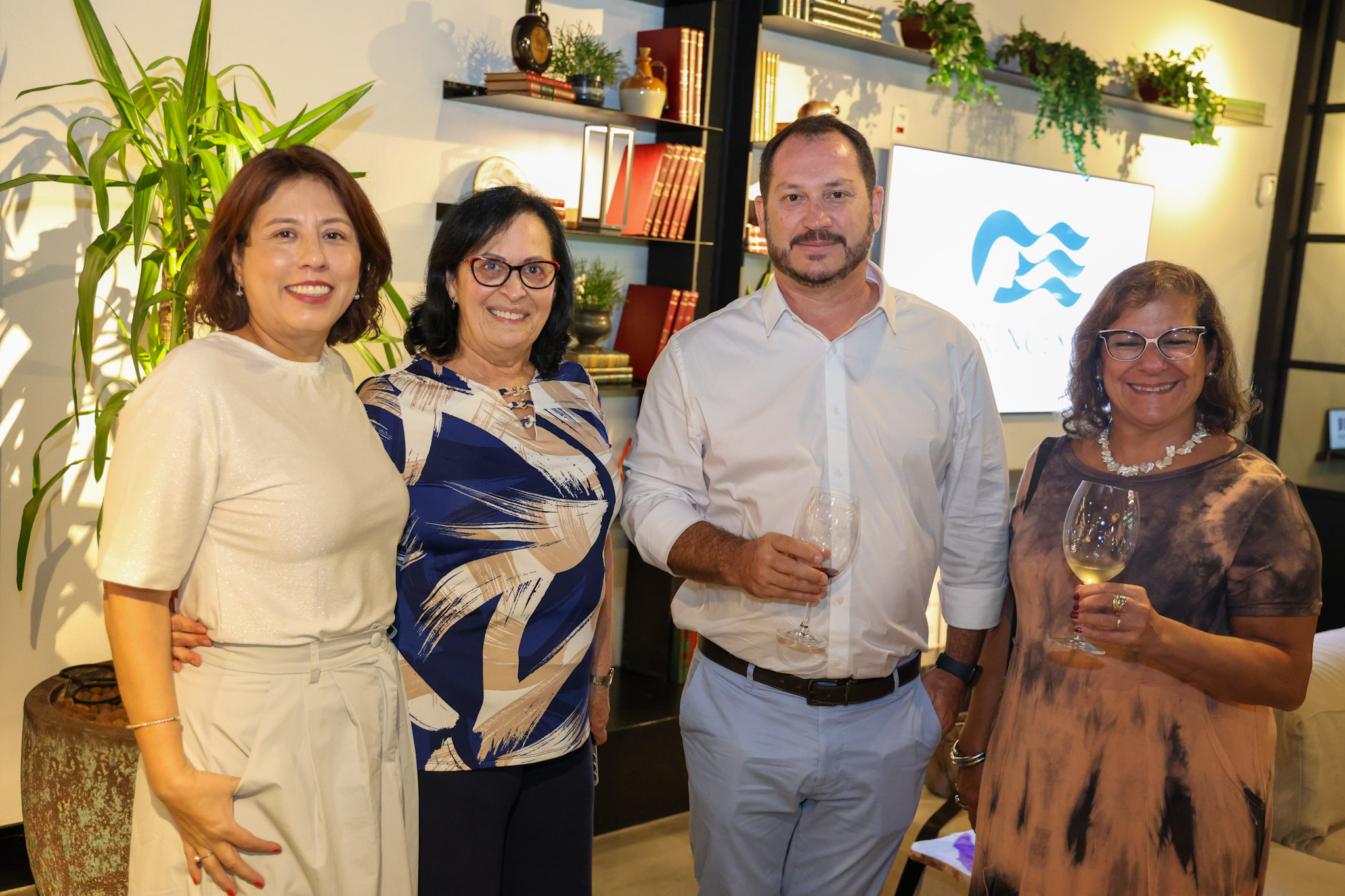 Liz Rãda, e Pablo Zabala, da Discover Cruises, com Márcia Eskenazi, da TurisVip, Monica Haddad Godoy, da Brasília Viagens
