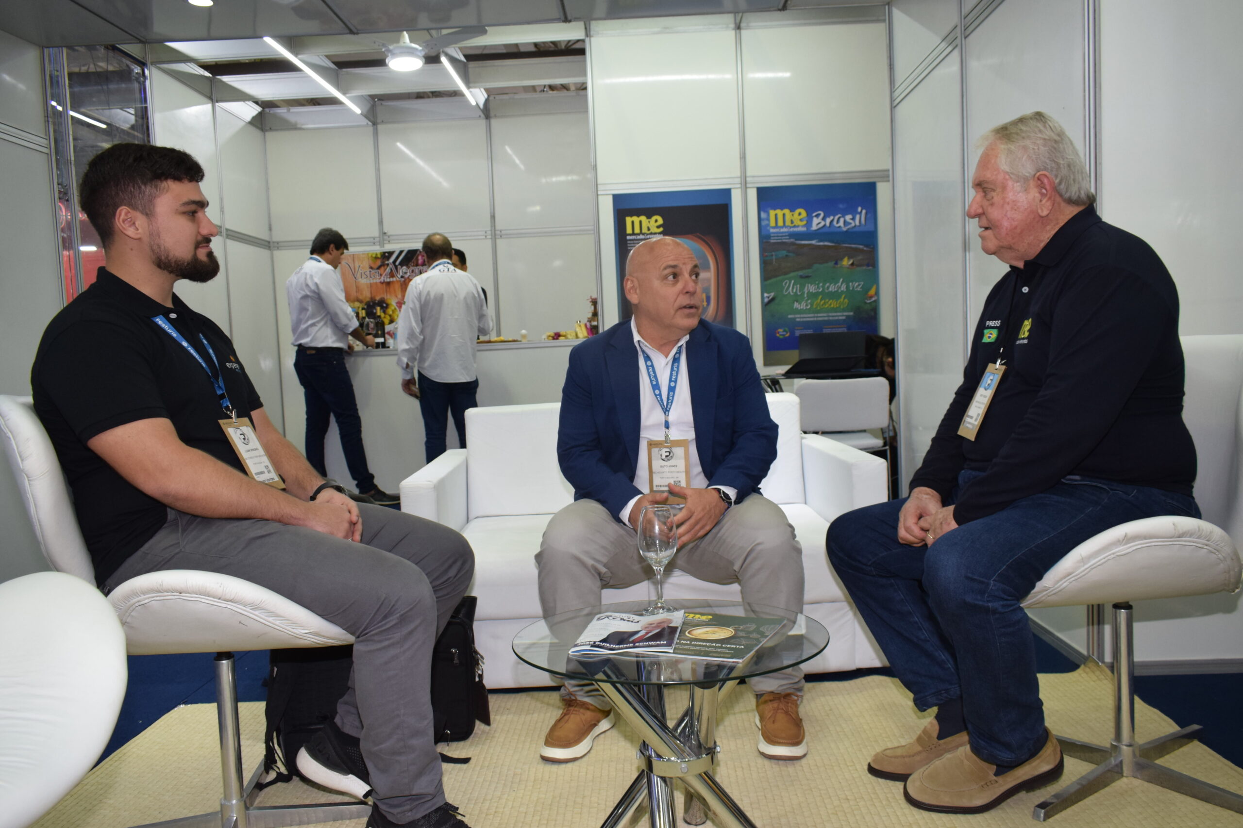 Luan Spagnol, consultor de viagens e Guto Jones, de Porto Seguro com Roy Taylor, do M&E Luan Spagnol, consultor de viagens e Guto Jones, de Porto Seguro com Roy Taylor, do M&E