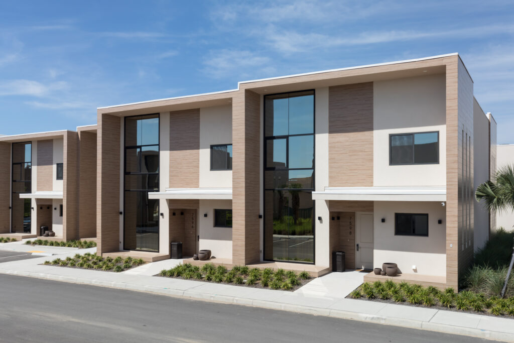 Temáticas, luxuosas ou tradicionais: tudo que você precisa saber sobre a hospedagem em casas na Flórida 1 Magic Village Views 08 House facade 1 Temáticas, luxuosas ou tradicionais: tudo que você precisa saber sobre a hospedagem em casas na Flórida