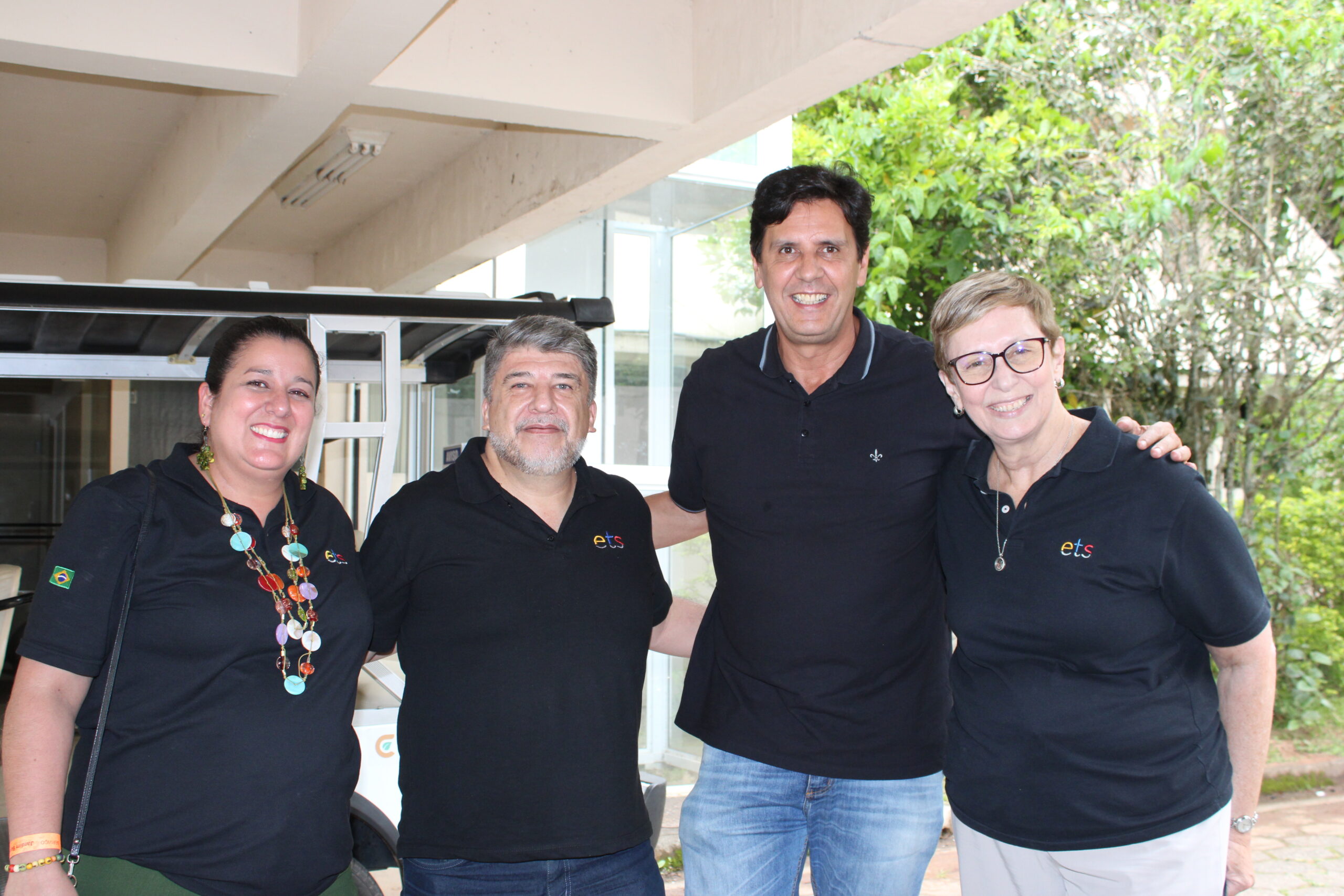 Mano Neves, do Grupo Oceanic, entre Heloisa Fernandes, Barbara Picolo e Sandro Santos, da Easy Travel Shop