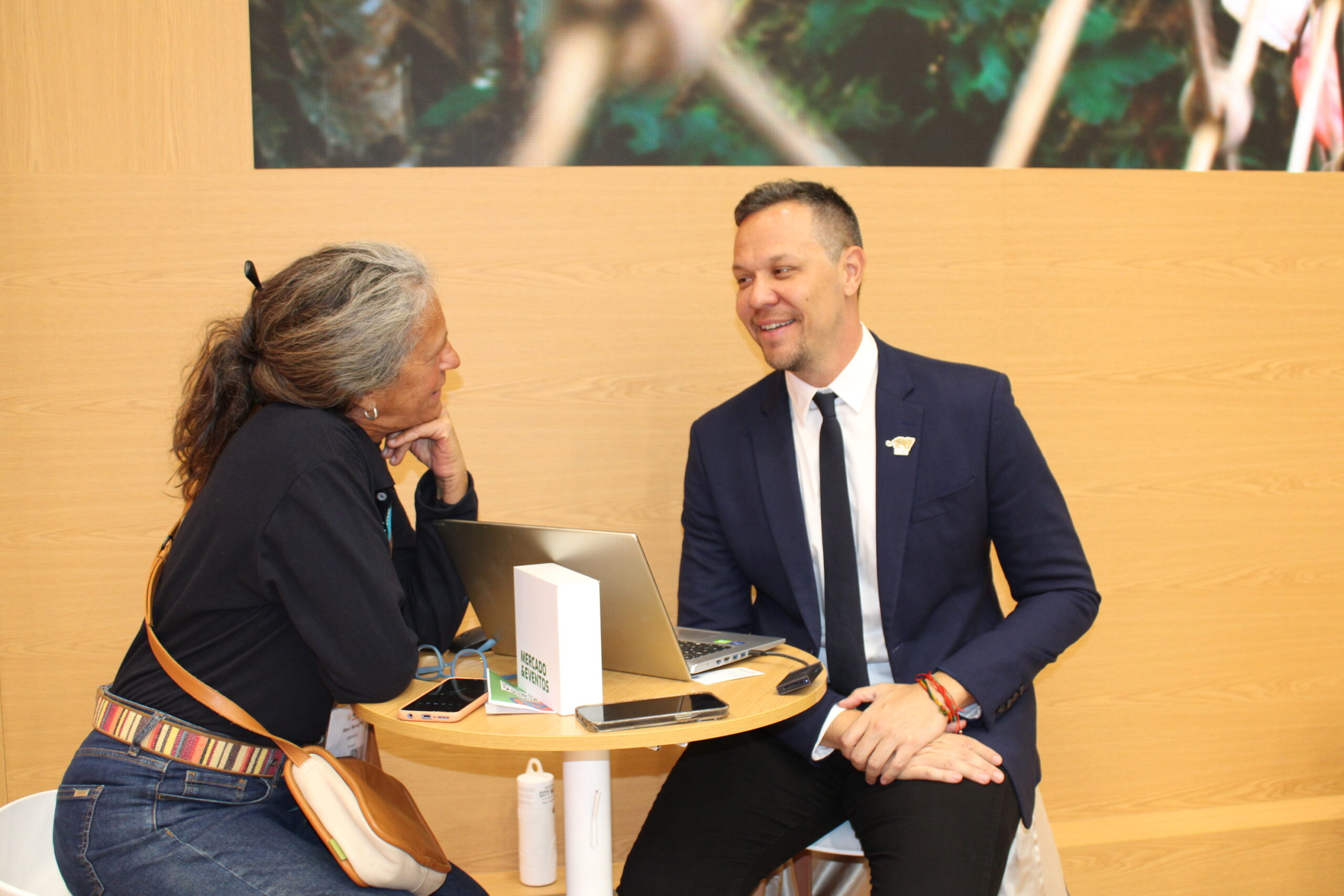 Mari Masgrau, do M&E, em reunião com Bruno Reis, da Embratur