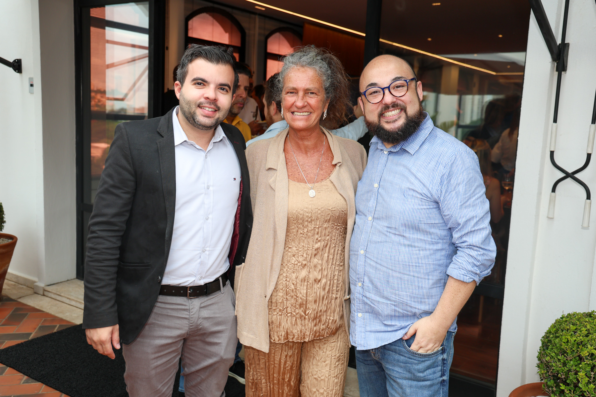 Mari Masgrau, do M&E, entre Kadu Lucas e Gabriel Gomes, da SAA