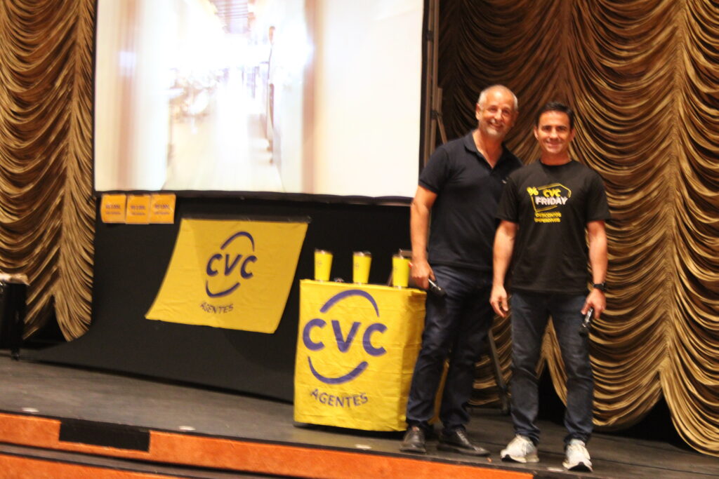 Mário Gomes, representante Comercial do Hardman Praia Hotel, e Rogério Mendes, diretor de Vendas do Canal Agências da CVC