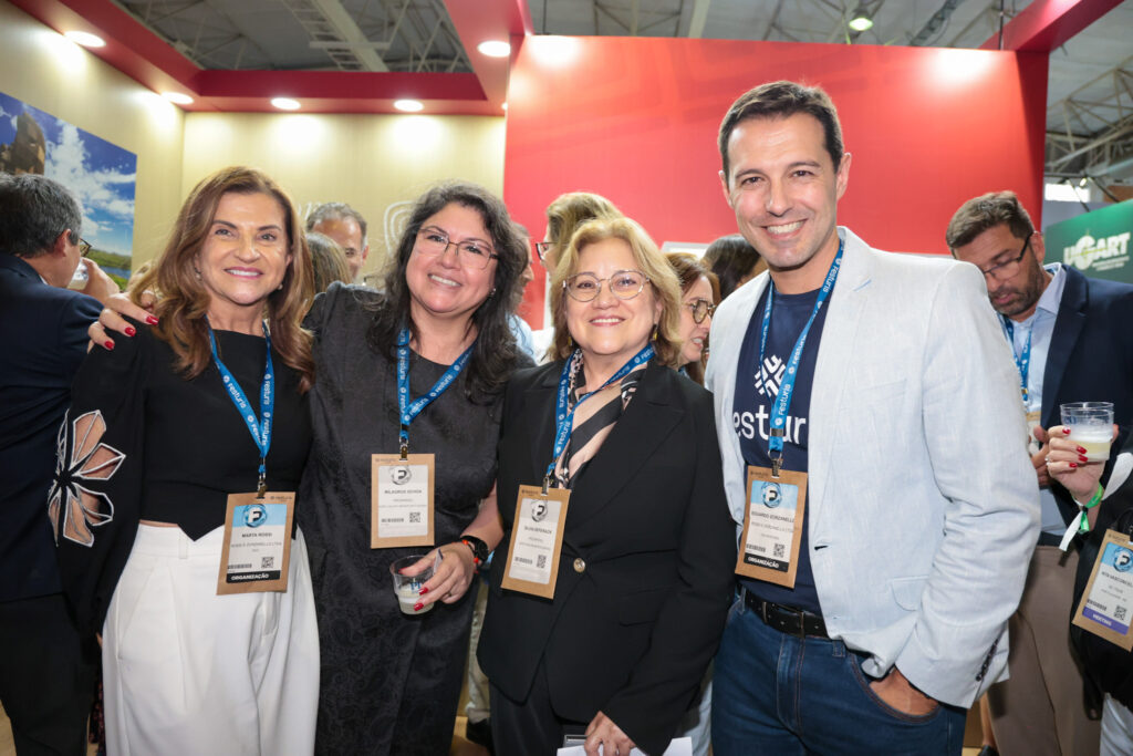 Marta Rossi e Eduardo Zorzanello, do Festuris, com Milagros Ochoa e Silvia Seperack, da Promperu