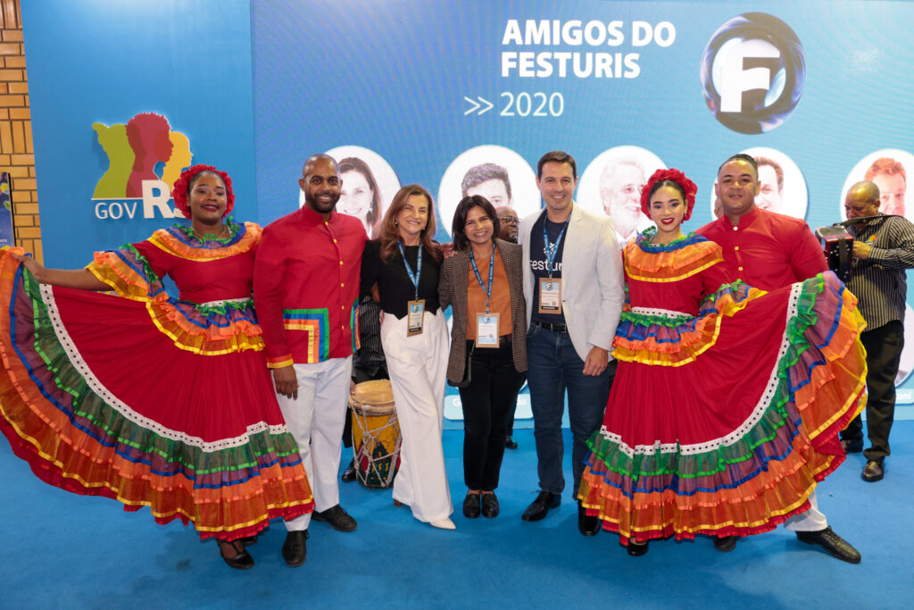 Marta Rossi e Eduardo Zorzanello, do Festuris, com Paula Gomez, da República Dominicana