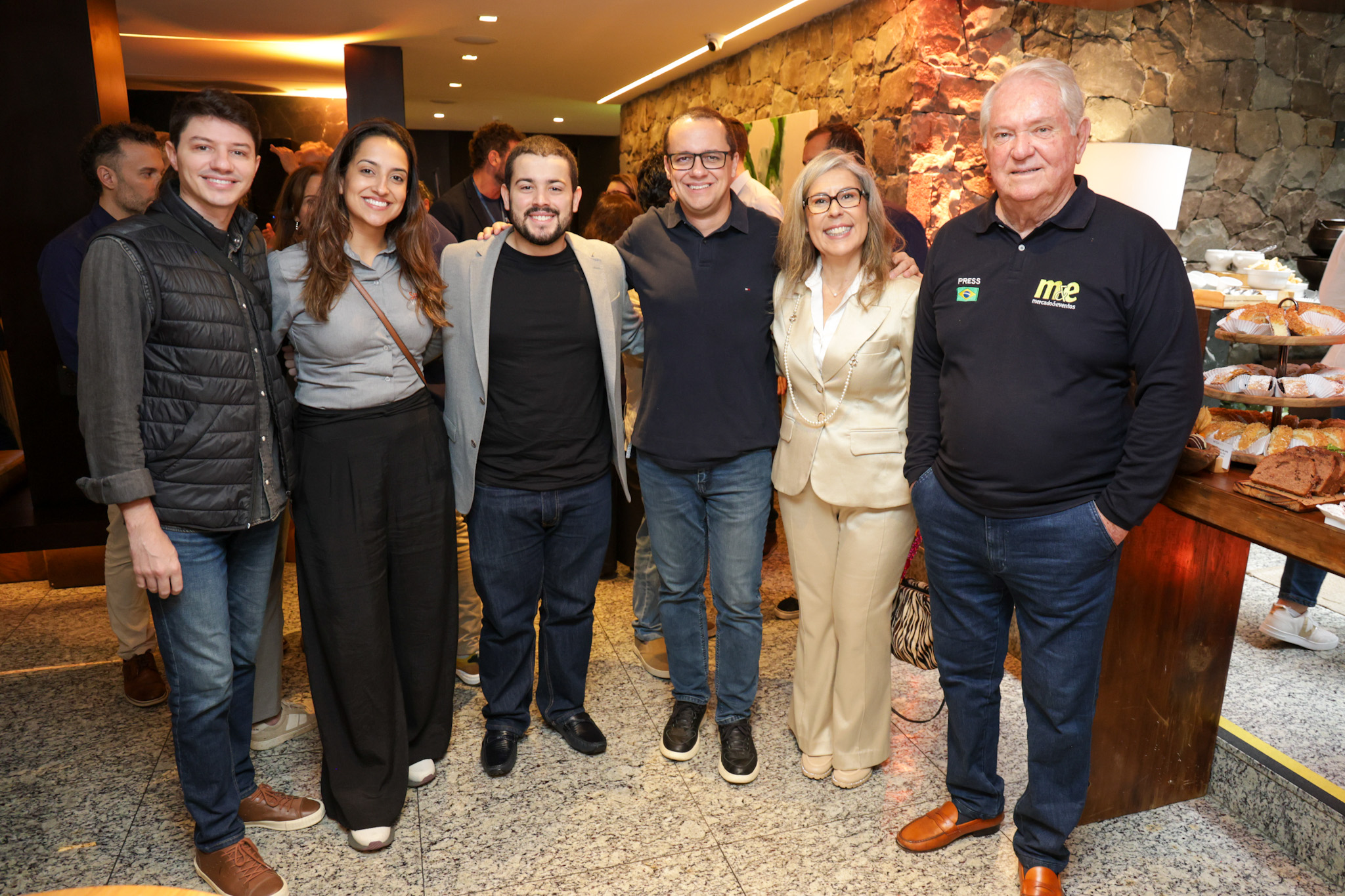 Nathalia Vicente e Plinio Freitas, da Smiles Viagens, João Vitor Lima, da Promo, Rodrigo Possatto, da Smiles Viagens, Gisele Lima, da Promo, e Roy Taylor, do M&E Nathalia Vicente e Plinio Freitas, da Smiles Viagens, João Vitor Lima, da Promo, Rodrigo Possatto, da Smiles Viagens, Gisele Lima, da Promo, e Roy Taylor, do M&E