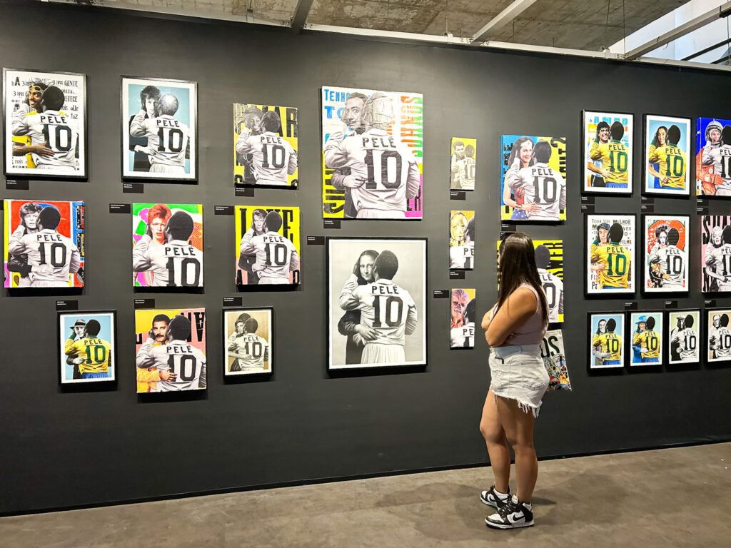 No Museu do Pelé, o atleta é retratado em cenários reais e surreais, por meio de montagens e colagens