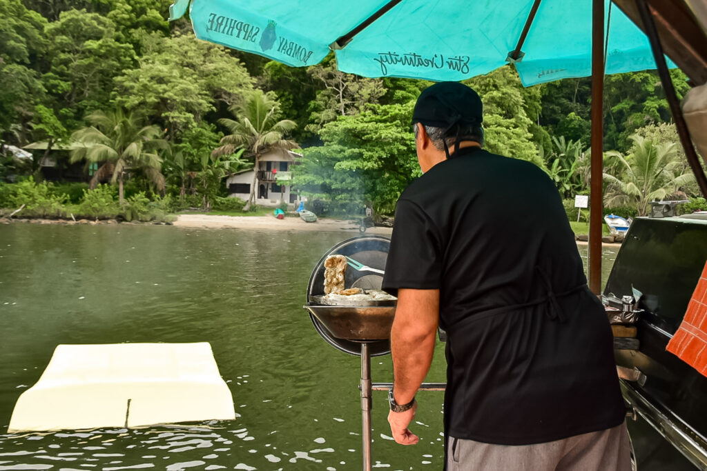 No almoço, os convidados da Setur-SP tiveram um churrasco em alto mar