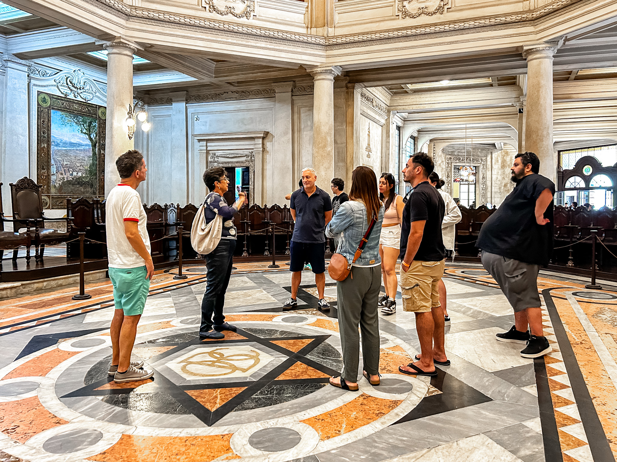 O tour por Santos contou com a presença de uma guia de turismo O tour por Santos contou com a presença de uma guia de turismo