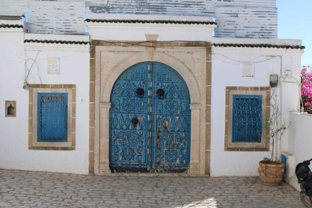 Orgulho. Portas diferentes em Sidi Bou Said, cada uma com sua identidade.