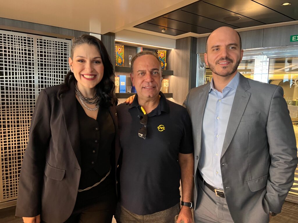 Orlando Palhares, da CVC, entre Amanda de Rousset e Rafael Grosso, da MSC