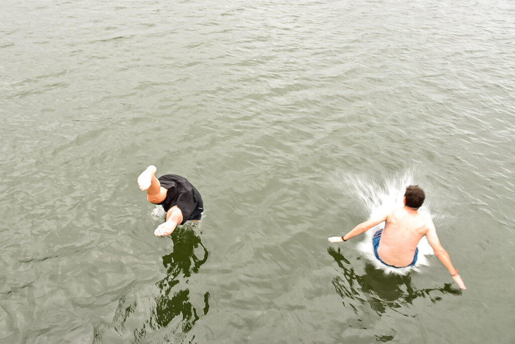 Os agentes se divertiram pulando do barco e nadando no mar