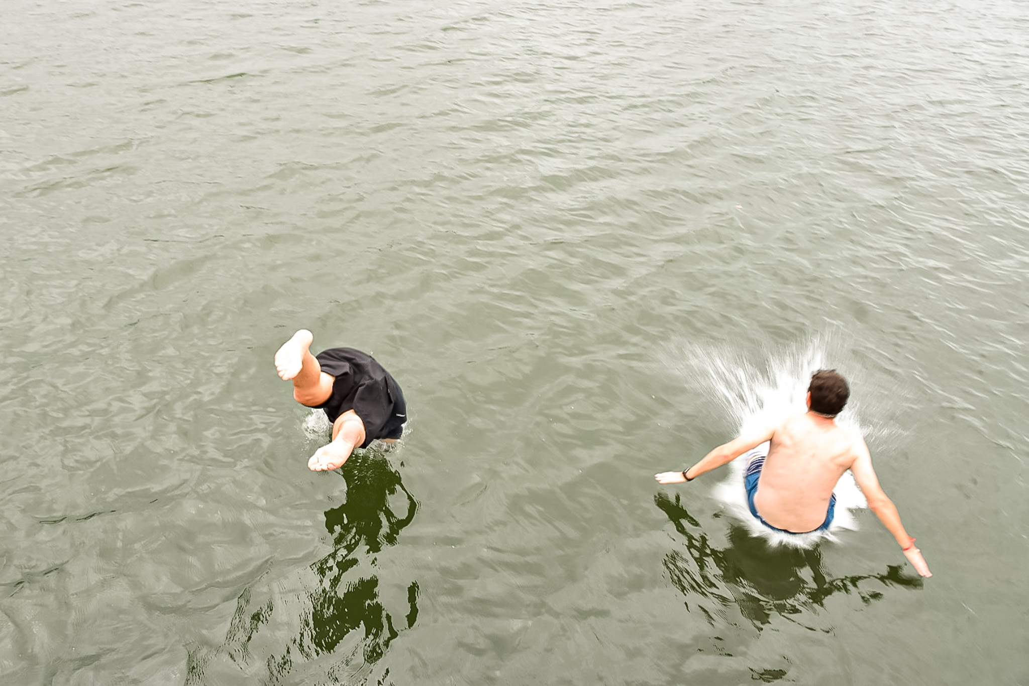 Os agentes se divertiram pulando do barco e nadando no mar Os agentes se divertiram pulando do barco e nadando no mar