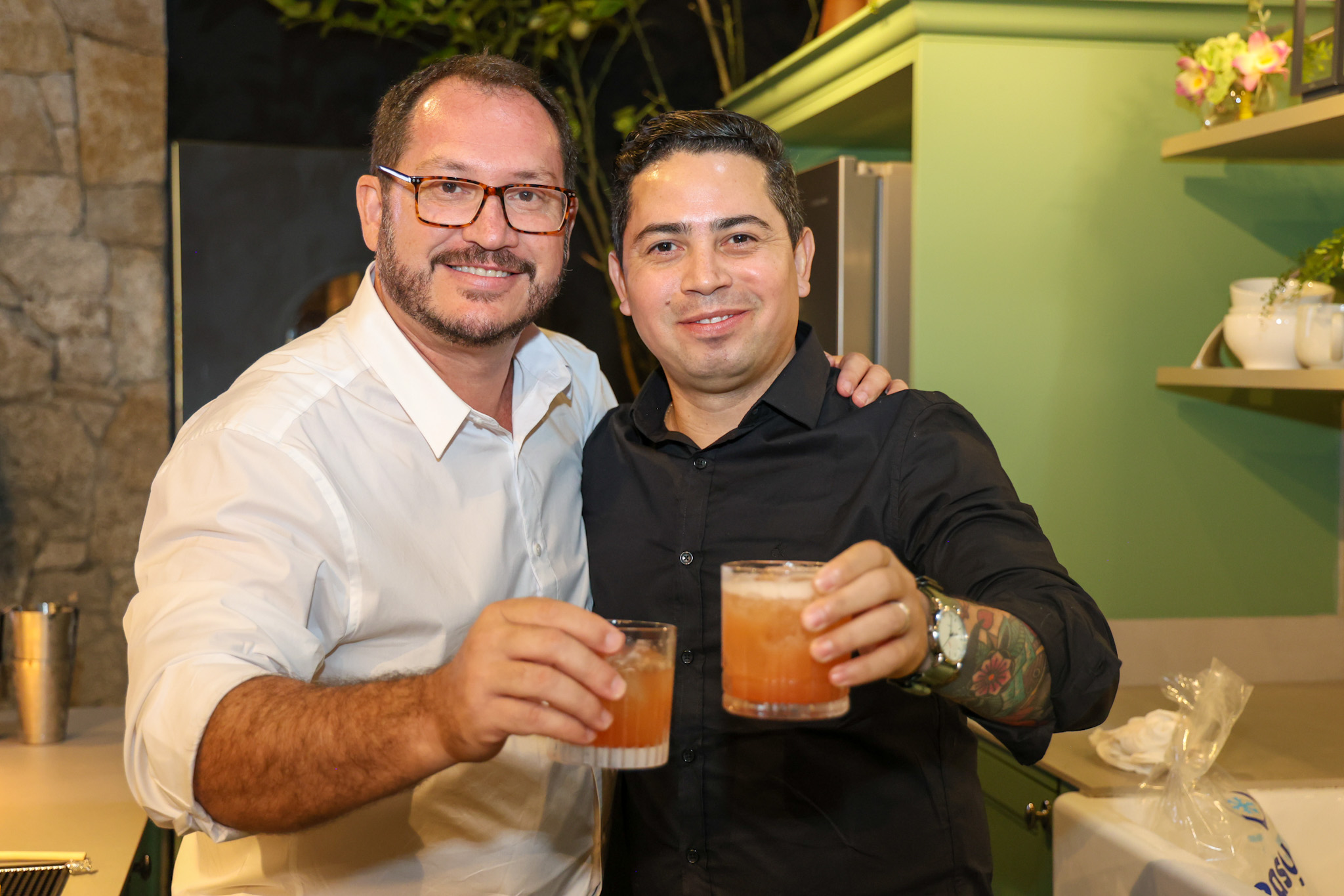 Pablo Zabala, da Discover Cruises, e Marquinhos Félix, mixologista