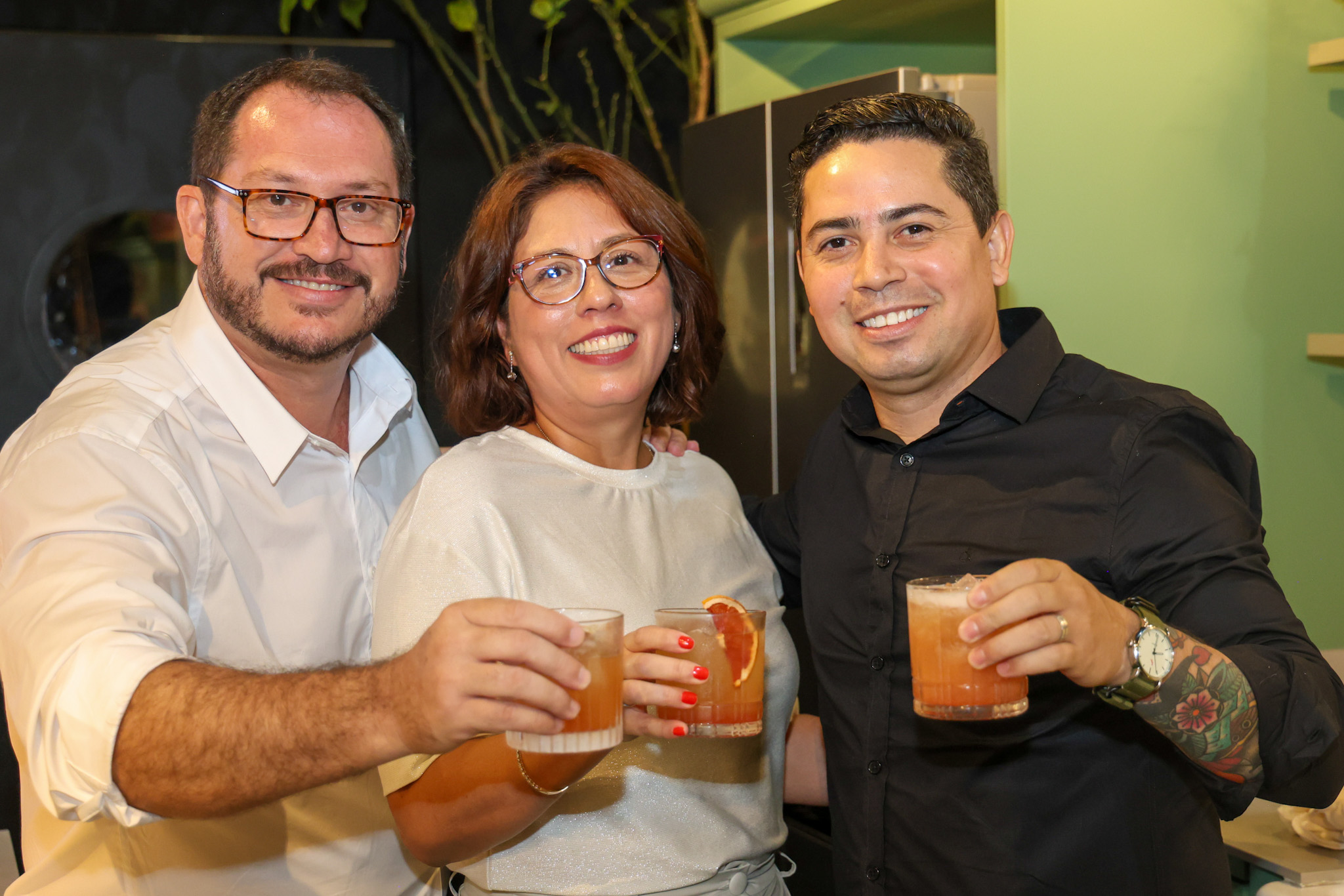 Pablo Zabala e Liz Rãda, da Discover Cruises, e Marquinhos Félix, mixologista