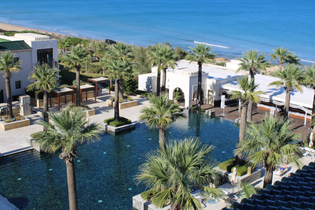 Piscina do Four Seasons Hotel à beira da praia mediterrânea