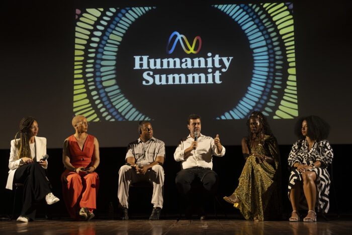 Embratur apresenta gastronomia e cultura brasileira a participantes da Cúpula de Líderes do G20 2 Presidente da Embratur, Marcelo Freixo, participa de debate no Humanity Summit, evento paralelo à reunião do G20 (Divulgação/Embratur)