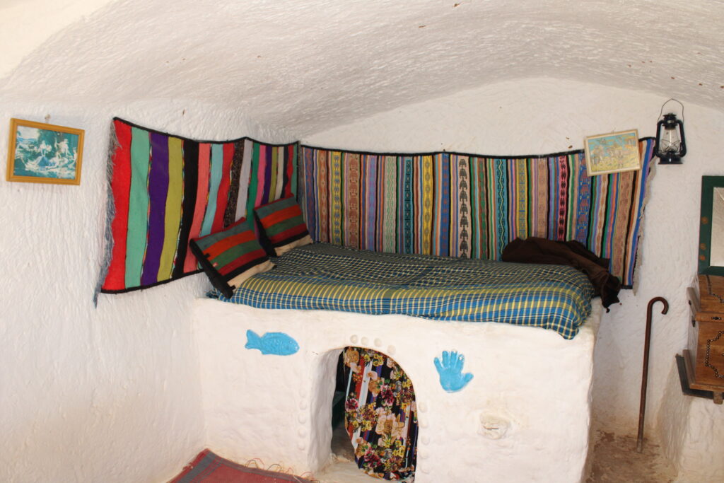 Quarto de casal em habitação 'troglodita'