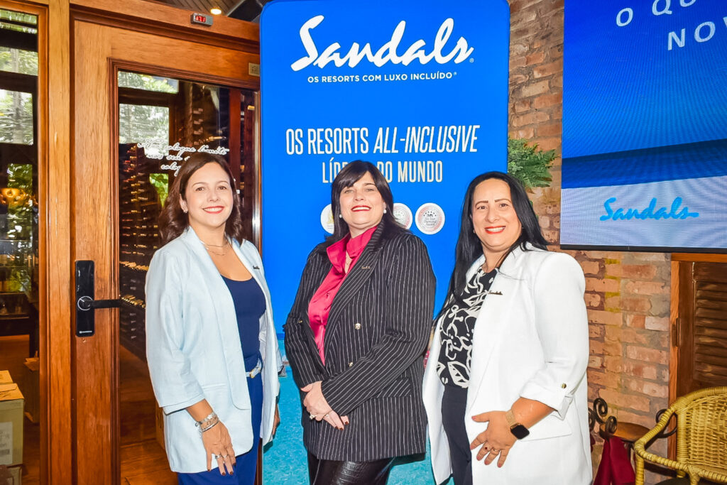 Renata Salinas e Arlenes Garcia com Lia Constante, do Sandals Resorts