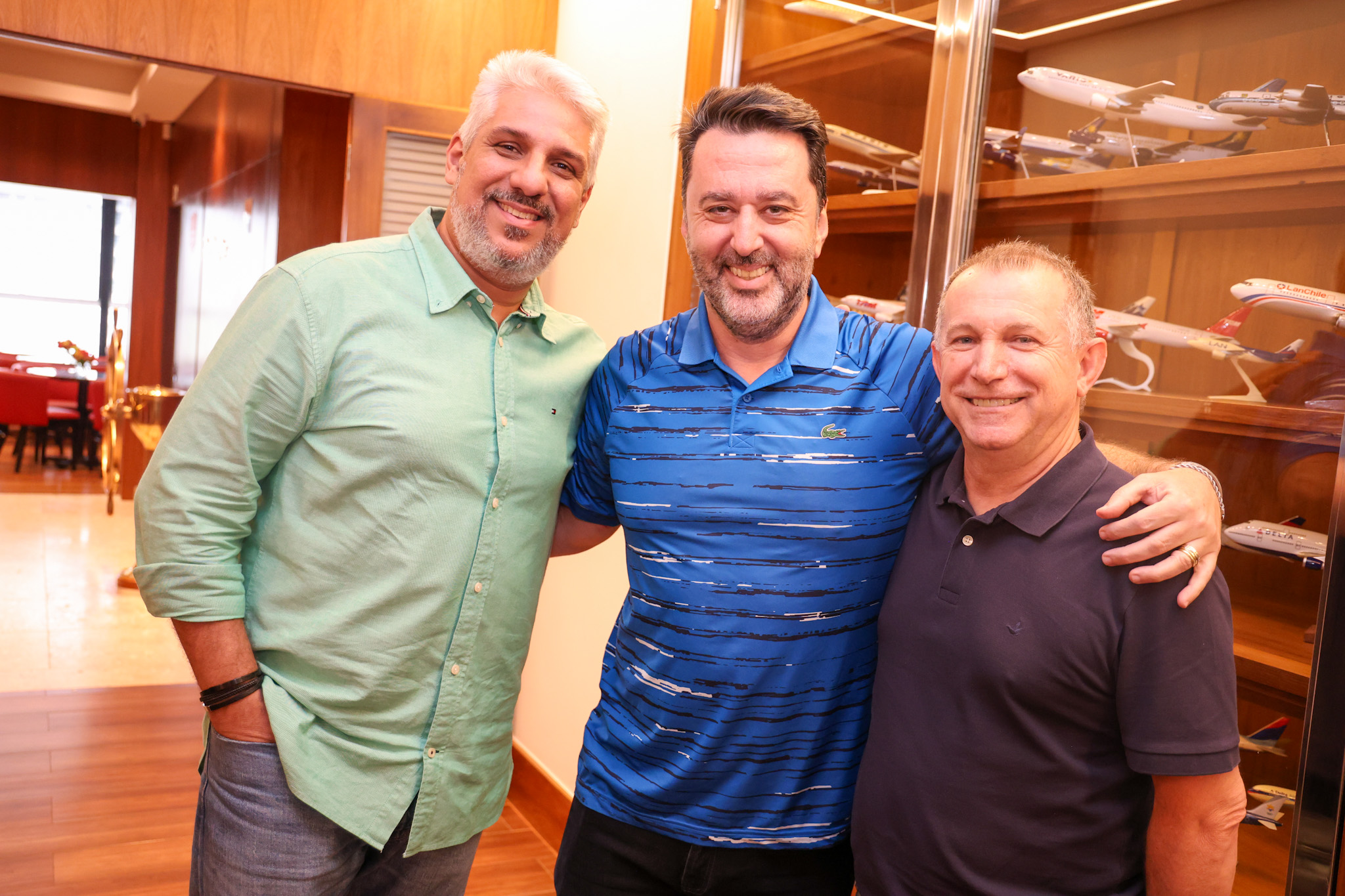 Renato Hagopian, da Qatar Airways, entre Marcelo Rolim e Luís Quaggio, da Ancoradouro