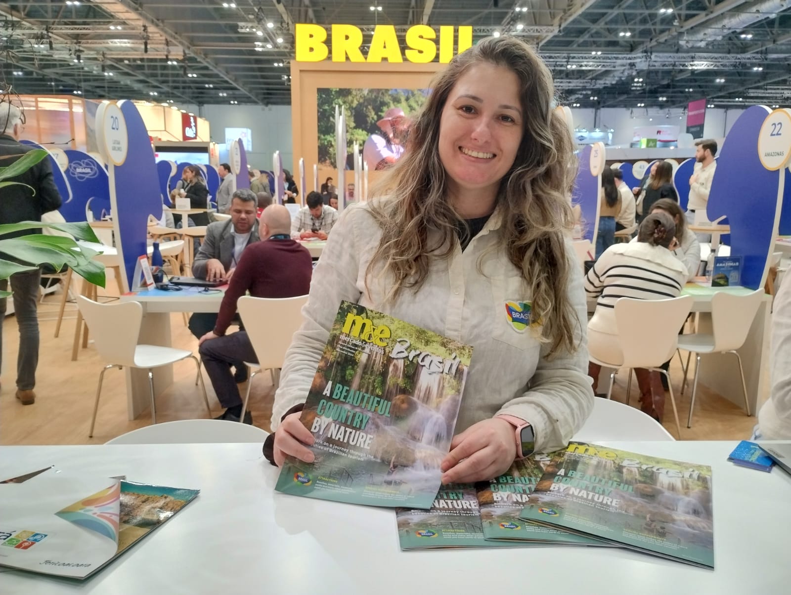 Revistas do M&E são distribuídas no balcão da Embratur por Natally Gomes