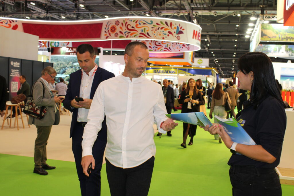 Revistas do M&E sendo distribuídas ao público da WTM