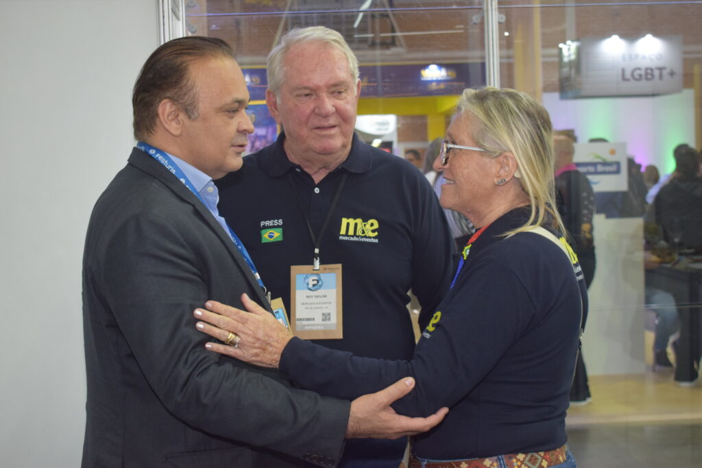 Roberto de Lucena, secretário de Turismo de São Paulo cumprimenta Roy Taylor e Rosa Masgrau, do M&E