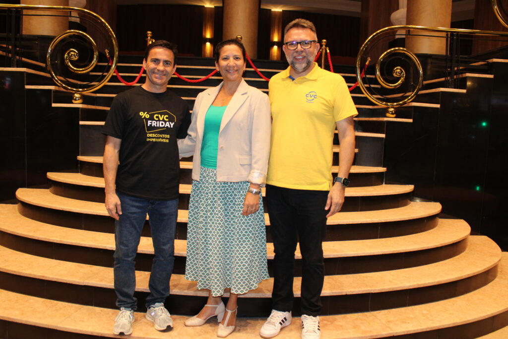 Rogério Mendes, diretor de Vendas do Canal Agências, Ingrid Videira, diretora de Vendas e Marketing do Roxy Dinner Show, e Douglas Silva, gerente Regional de Vendas Canal Agências da CVC