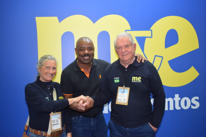 Rosa Masgrau e Roy Taylo do ME com Ezequiel Santos do Portao de Embarque scaled e1731191555445 Podcast Portão de Embarque e M&E firmam parceria inédita