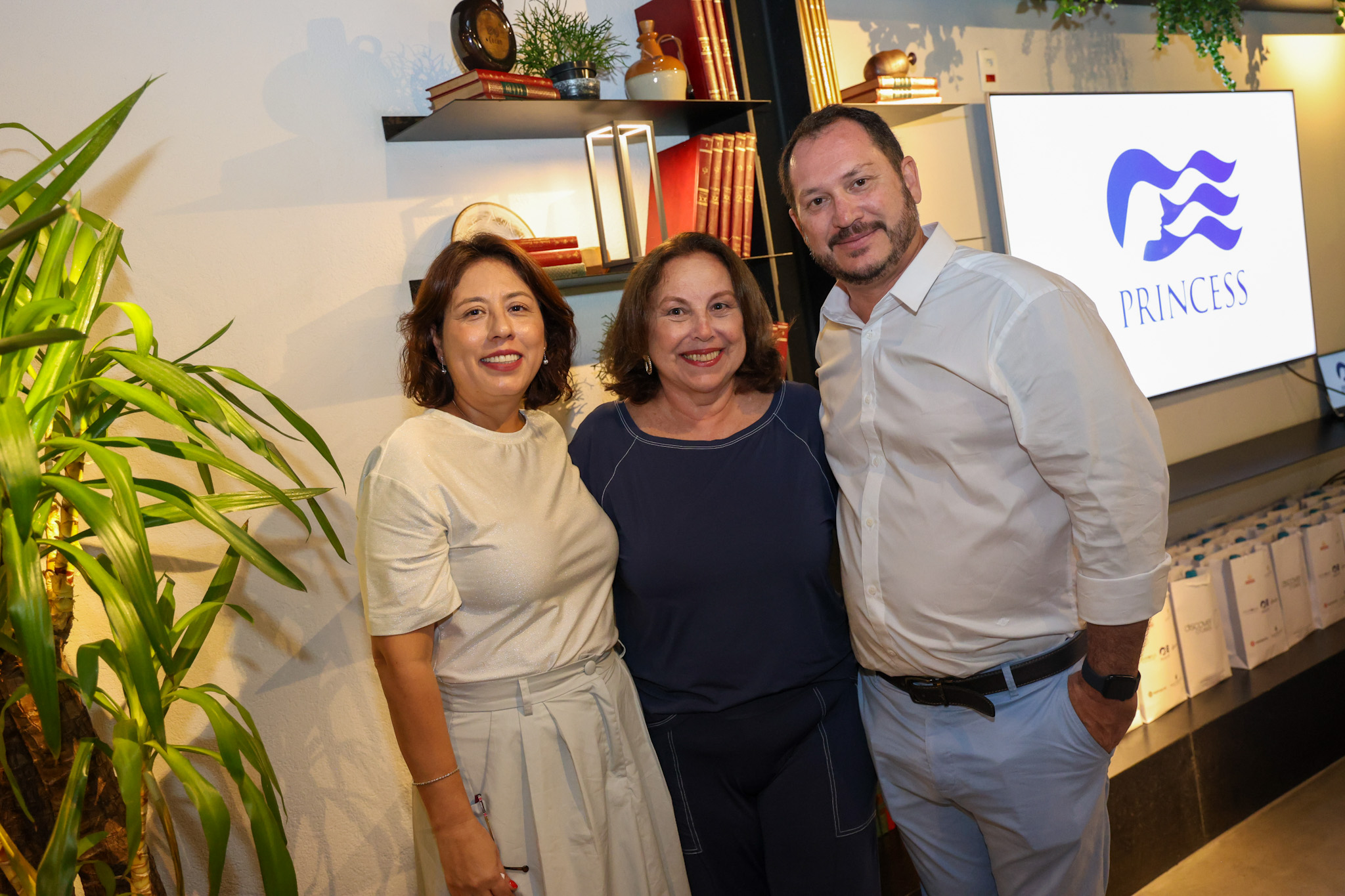 Suely Sarracini, da Oceanos Turismo, entre Liz Rãda e Pablo Zabala, da Discover Cruises