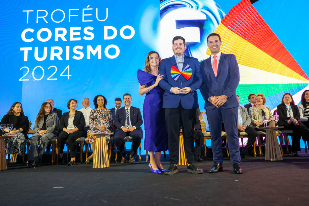 Diogo Beltrão, da Empetur recebe o Troféu Cores do Turismo 2024 na abertura do Festuris