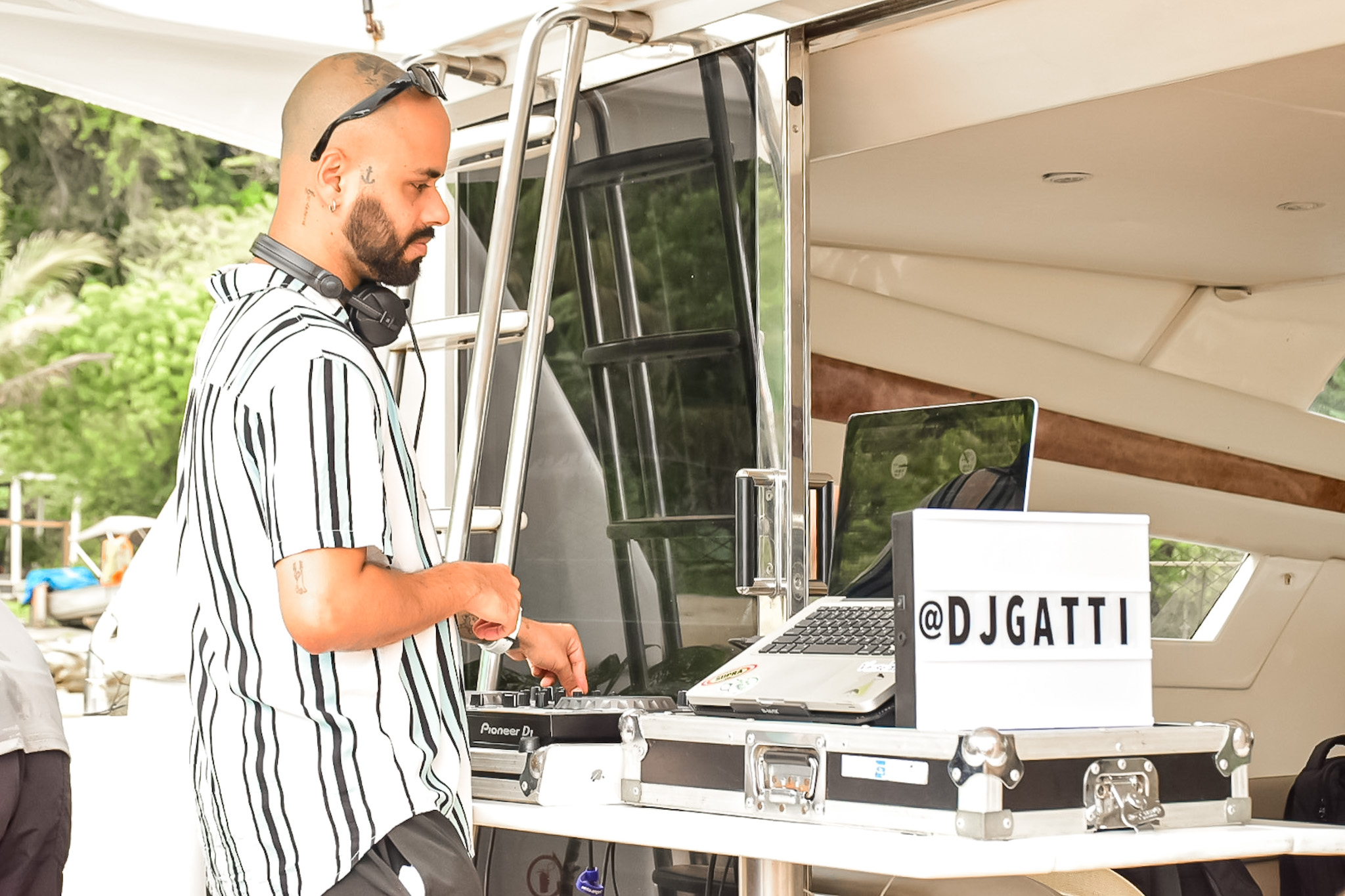 Um DJ acompanhou o grupo apresentando as músicas brasileiras Um DJ acompanhou o grupo apresentando as músicas brasileiras