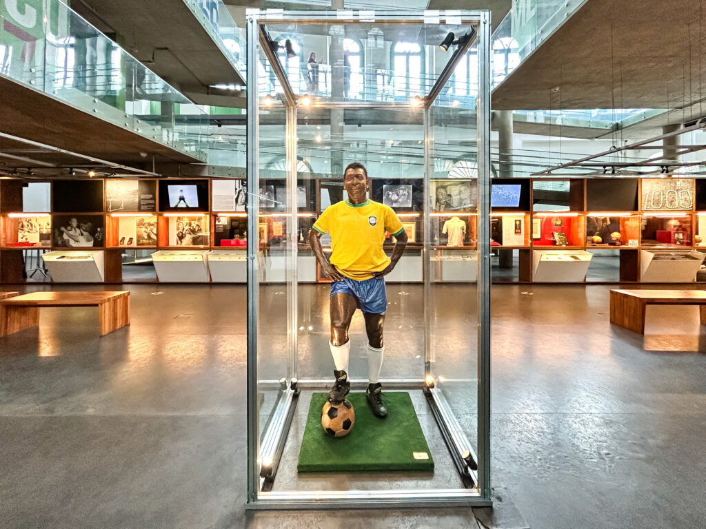 Uma estátua de cera em tamanho real está disposta no Museu do Pelé Uma estátua de cera em tamanho real está disposta no Museu do Pelé