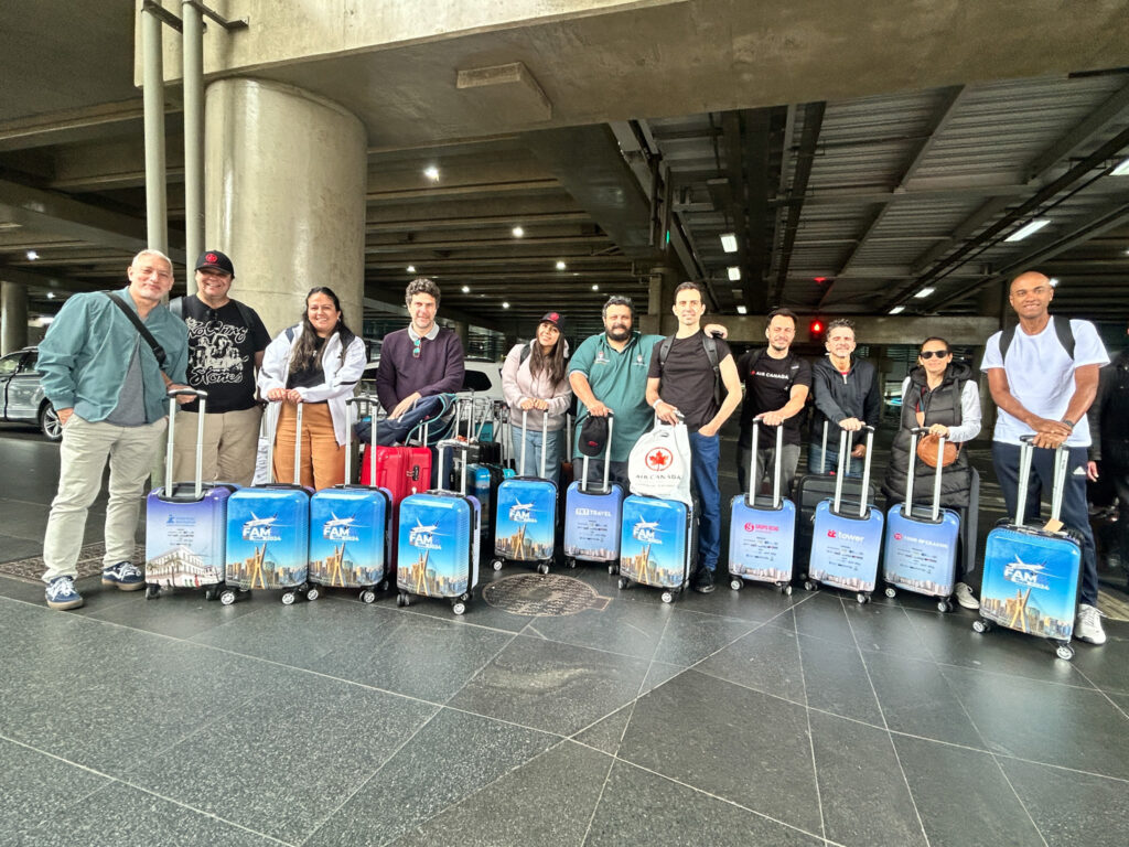 Uma mala de bordo personalizada, além de boné e camiseta da Air Canada foram entregues ao grupo