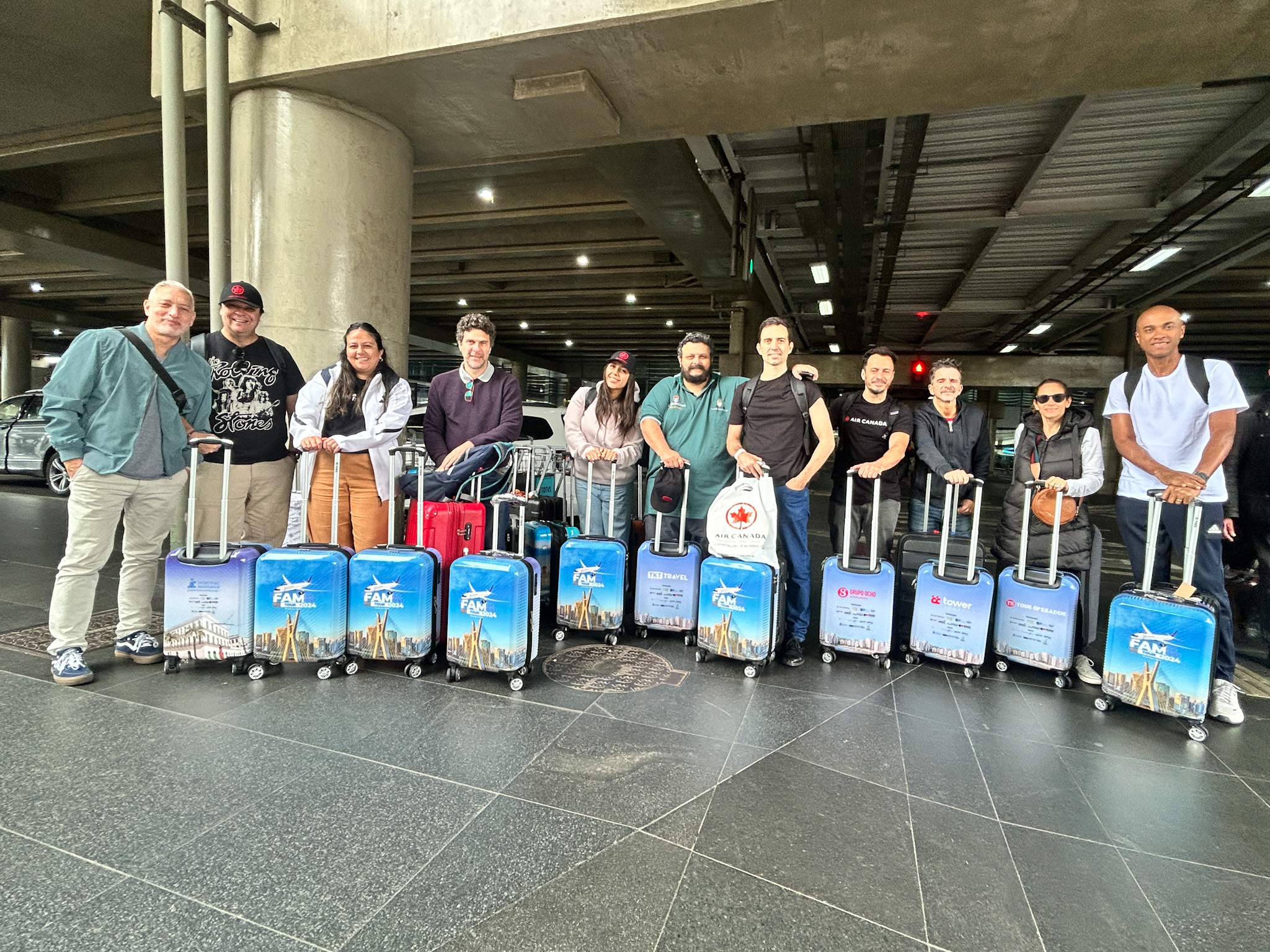 Uma mala de bordo personalizada, além de boné e camiseta da Air Canada foram entregues ao grupo Uma mala de bordo personalizada, além de boné e camiseta da Air Canada foram entregues ao grupo
