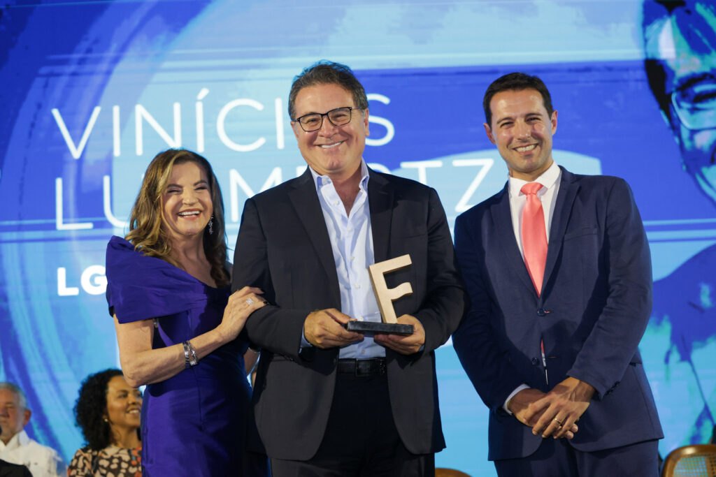 Vinicius Lummertz com Marta Rossi e Eduardo Zorzanello, do Festuris