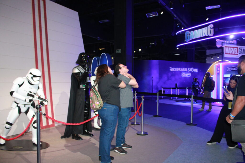 Visitantes interagindo com estande do Star Wars