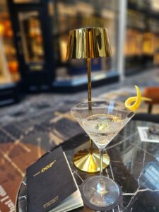 Primeiro bar temático de James Bond no mundo abre as portas em Londres: veja vídeo Primeiro bar temático de James Bond no mundo abre as portas em Londres: veja vídeo